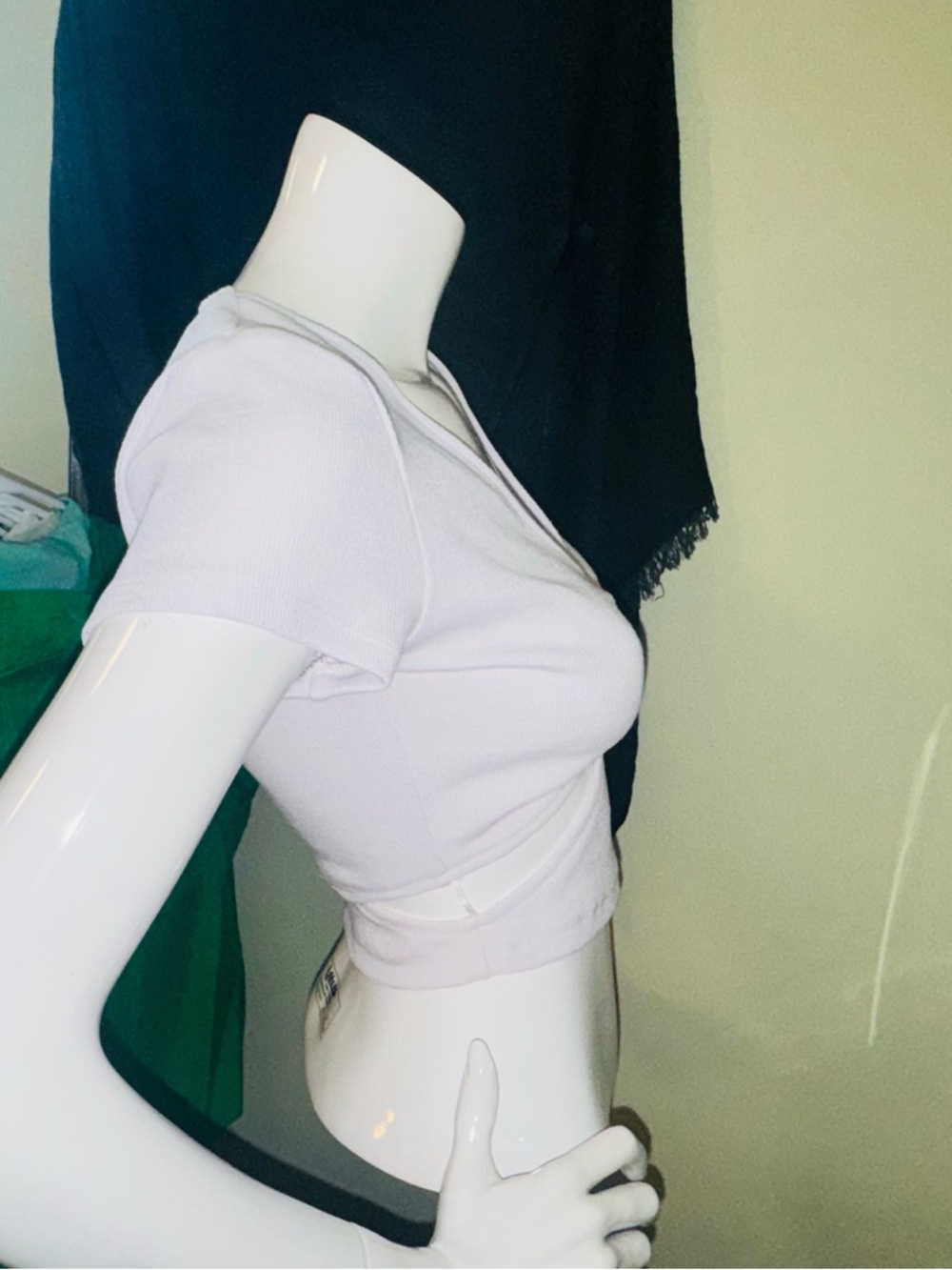 👑 Size Small Sexy Signature White Ribbed Ring-Front Cutout Crop Top - Picture 5 of 10